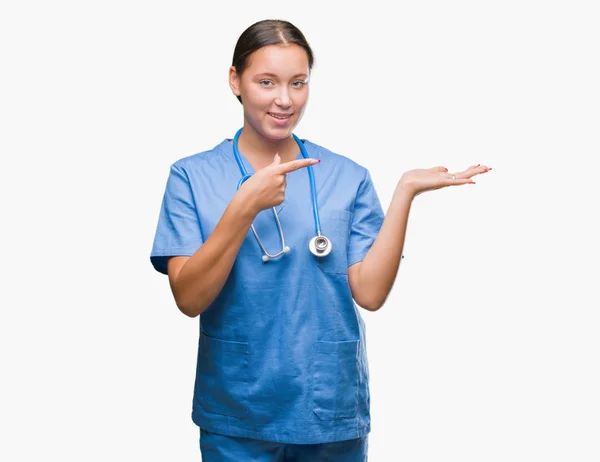 Joven Doctora Caucásica Vistiendo Uniforme Médico Sobre Fondo Aislado Sorprendida — Foto de Stock