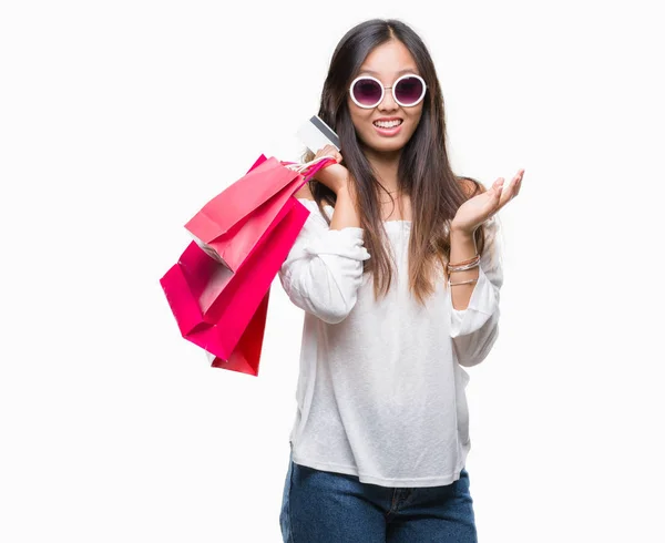 Jovem Mulher Asiática Segurando Sacos Compras Vendas Sobre Fundo Isolado — Fotografia de Stock