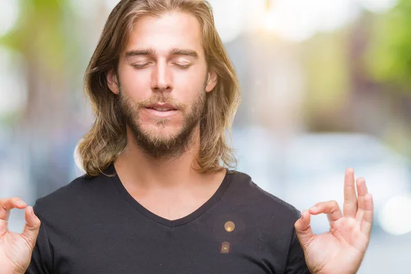 Joven Hombre Guapo Con Pelo Largo Sobre Fondo Aislado Relajarse — Foto de Stock