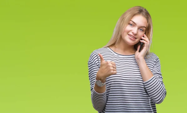 Junge Kaukasische Frau Zeigt Smartphone Bildschirm Über Isolierten Hintergrund Glücklich — Stockfoto