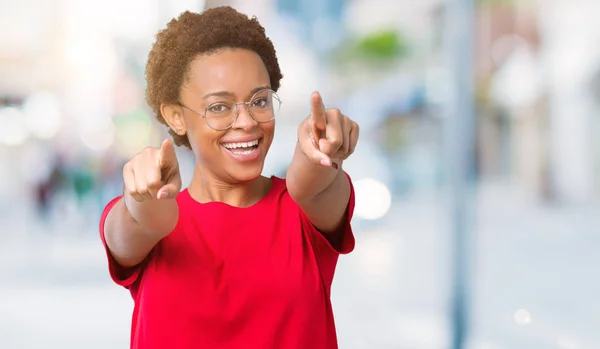 Linda Jovem Afro Americana Vestindo Óculos Sobre Fundo Isolado Apontando — Fotografia de Stock