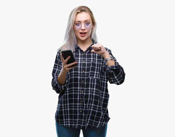 Joven Mujer Rubia Enviando Mensajes Texto Utilizando Teléfono Inteligente Sobre — Foto de Stock