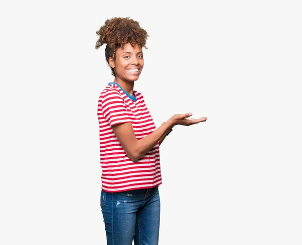 Mooie Jonge Afro Amerikaanse Vrouw Geïsoleerde Achtergrond Wijst Naar Kant — Stockfoto