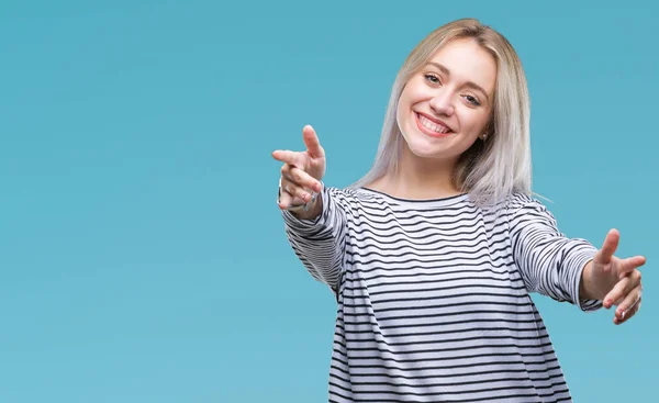 Mulher Loira Jovem Sobre Fundo Isolado Olhando Para Câmera Sorrindo — Fotografia de Stock