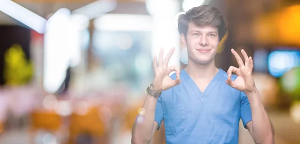 Genç Doktor Yalıtılmış Arka Plan Üzerinde Tıbbi Üniforma Rahatla Gülümseyen — Stok fotoğraf
