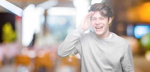 Knappe Sportieve Jongeman Dragen Sweatshirt Geïsoleerd Achtergrond Erg Blij Lachende — Stockfoto