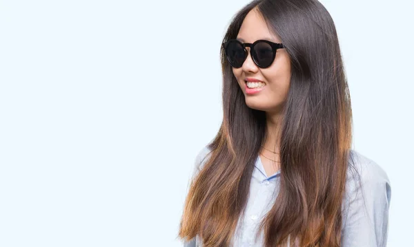 Mladá Asijská Žena Nosí Sluneční Brýle Izolované Pozadí Pohledu Daleko — Stock fotografie