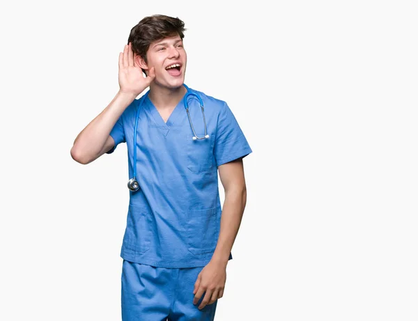 Joven Doctor Vistiendo Uniforme Médico Sobre Fondo Aislado Sonriendo Con — Foto de Stock