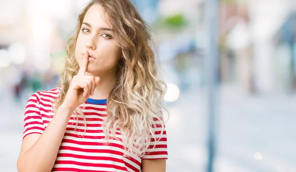 Mooie Jonge Blonde Vrouw Geïsoleerde Achtergrond Vragen Stil Met Vinger — Stockfoto