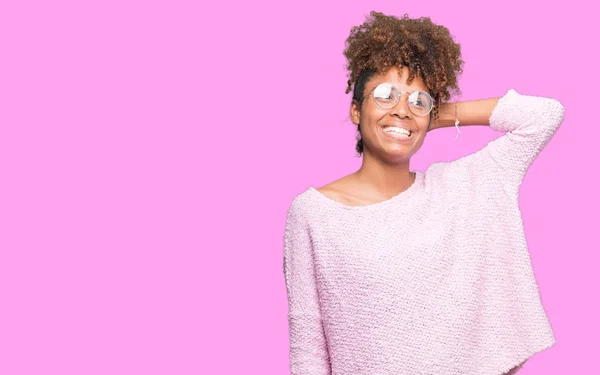 眼鏡をかけて分離背景手ジェスチャーを自信を持って触れる髪の笑みを浮かべて 魅力的なポーズに美しい若いアフリカ系アメリカ人女性 — ストック写真