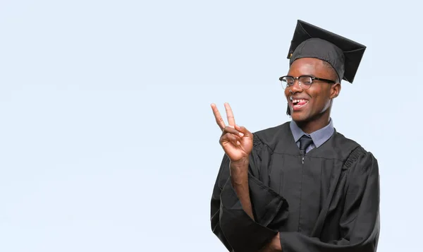 Młody Absolwent Afro Amerykanin Białym Tle Uśmiechnięty Szczęśliwy Twarz Mrugając — Zdjęcie stockowe