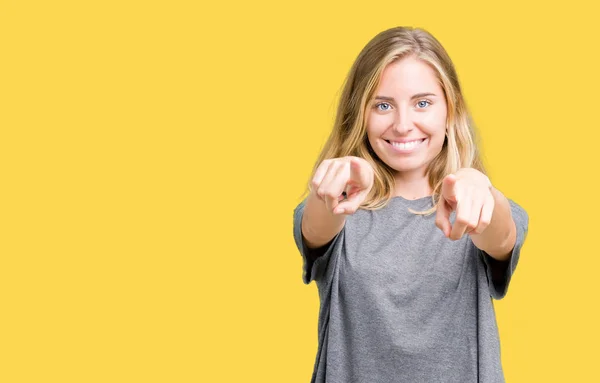 Hermosa Mujer Joven Con Una Camiseta Informal Gran Tamaño Sobre — Foto de Stock