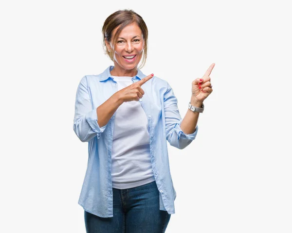 中年年配のヒスパニック系女性分離背景笑顔で側に つの手と指で指しているカメラ目線の上 — ストック写真