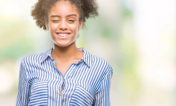 Jonge Afro Amerikaanse Vrouw Geïsoleerde Achtergrond Winking Kijken Naar Camera — Stockfoto