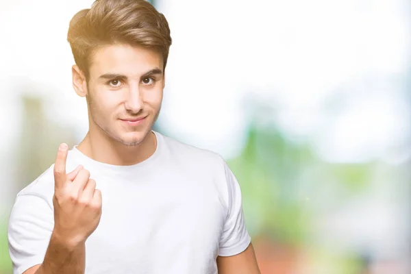 Jonge Knappe Man Dragen Witte Shirt Geïsoleerde Achtergrond Beckoning Kom — Stockfoto