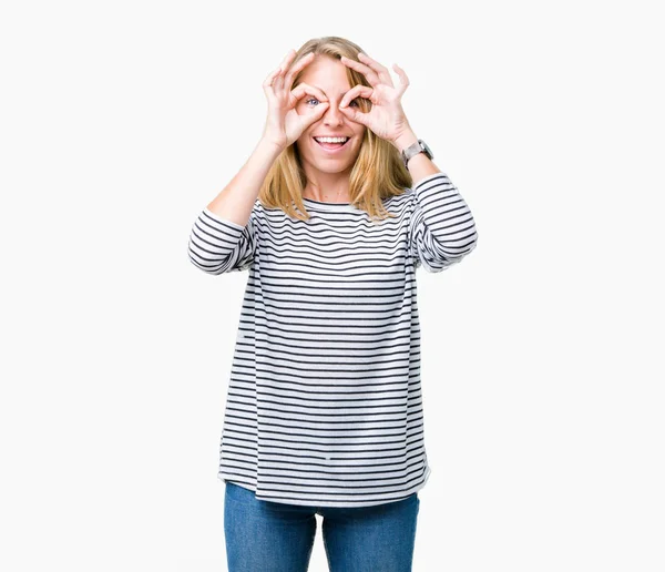 美丽的年轻女子穿着条纹毛衣在孤立的背景做确定的姿态 如双筒望远镜伸出舌头 眼睛通过手指看 疯狂的表达 — 图库照片