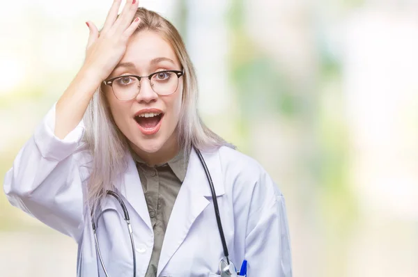 Jonge Blonde Dokter Vrouw Geïsoleerde Achtergrond Verrast Met Hand Het — Stockfoto