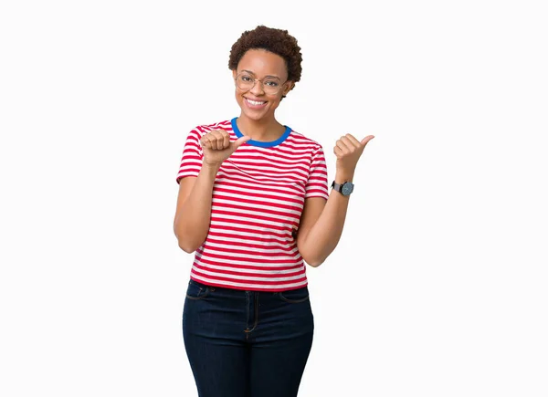 Красивая Молодая Африканская Американка Очках Изолированном Фоне Указывает Спину Поднятой — стоковое фото