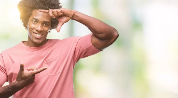 Afro Americký Muž Izolované Pozadí Provedení Rámu Rukama Prsty Šťastné — Stock fotografie