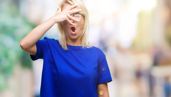 Joven Mujer Rubia Hermosa Con Gafas Sobre Fondo Aislado Asomándose —  Fotos de Stock