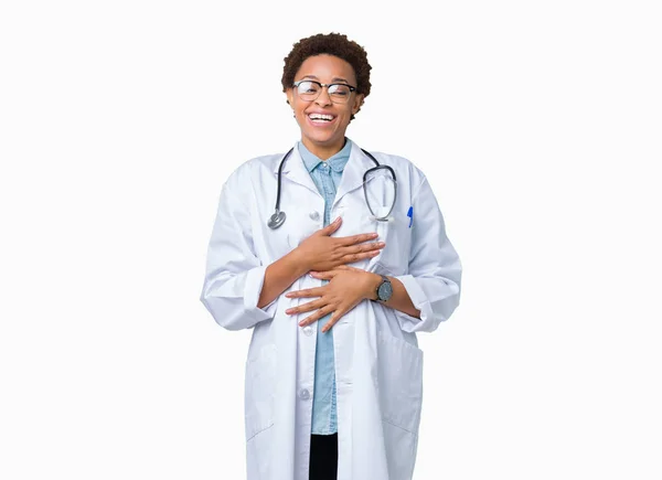分離上医療のコートを着ている若いアフリカ系アメリカ人医師女性背景の笑顔と大声面白いクレイジー ジョークので大笑い 幸せな式 — ストック写真