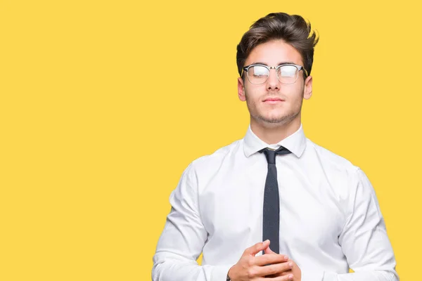 Der Junge Geschäftsmann Trägt Eine Brille Über Isolierten Hintergrundhänden Und — Stockfoto