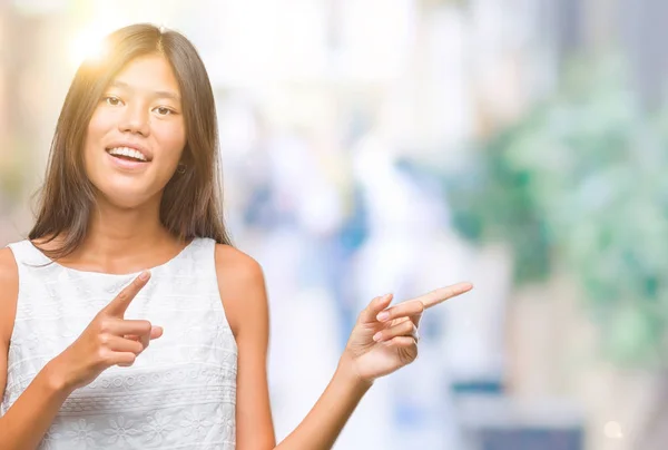 Jovem Mulher Asiática Sobre Fundo Isolado Sorrindo Olhando Para Câmera — Fotografia de Stock