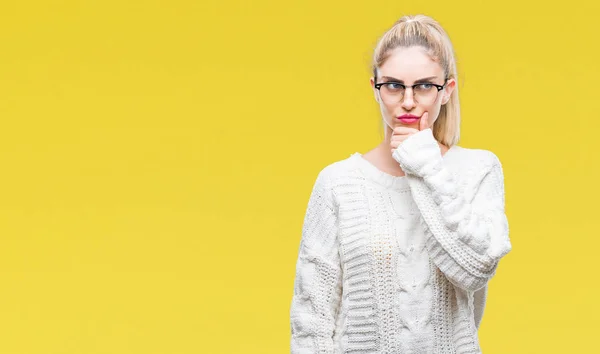 Joven Mujer Rubia Hermosa Con Gafas Sobre Fondo Aislado Mirando —  Fotos de Stock