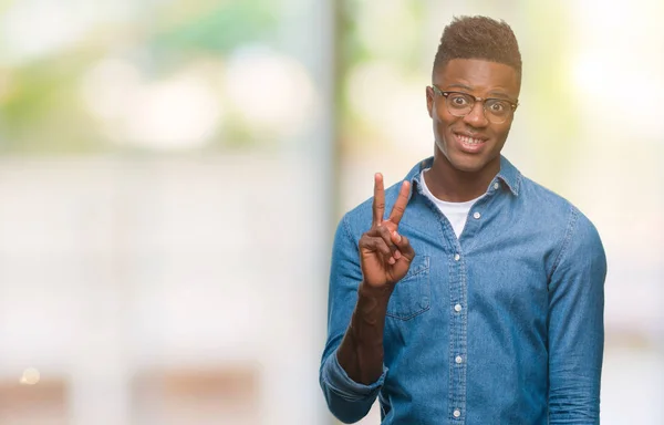 Unga Afroamerikanska Mannen Över Isolerade Bakgrund Visar Och Pekar Uppåt — Stockfoto