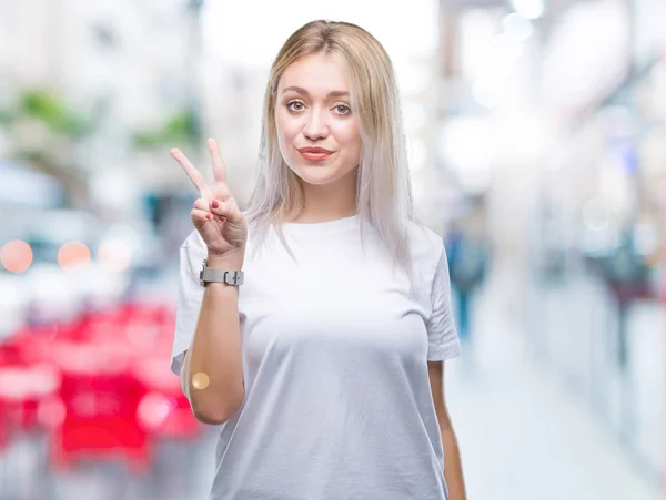 Joven Rubia Sobre Fondo Aislado Mostrando Apuntando Hacia Arriba Con — Foto de Stock