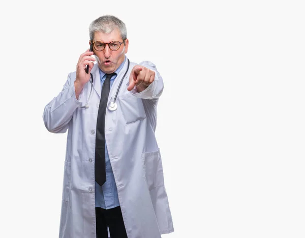 Przystojny Doktor Starszy Człowiek Rozmawia Smarpthone Białym Tle Wskazując Palcem — Zdjęcie stockowe