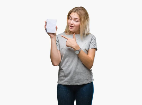 Mulher Branca Jovem Segurando Notebook Branco Sobre Fundo Isolado Muito — Fotografia de Stock