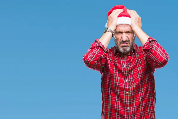 中年白髪年配の男性クリスマス帽子をかぶっているので絶望的でストレスの頭痛に苦しんで孤立の背景の上の痛みと片頭痛 頭に手 — ストック写真