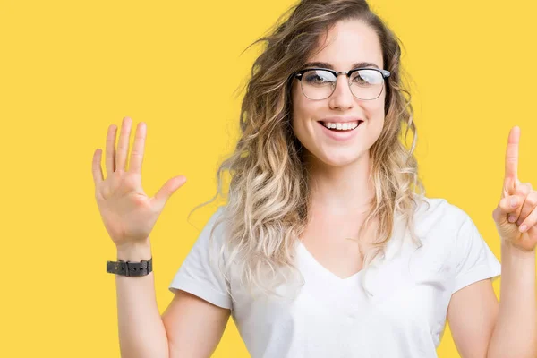 Vacker Ung Blond Kvinna Bär Glasögon Över Isolerade Bakgrund Visar — Stockfoto