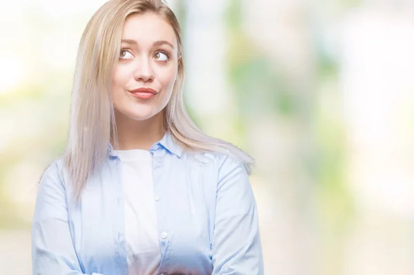 Jonge Blonde Vrouw Geïsoleerde Achtergrond Glimlachend Uitziende Kant Staren Weg — Stockfoto