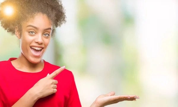 Jonge Afro Amerikaanse Vrouw Geïsoleerde Achtergrond Verbaasd Lachend Naar Camera — Stockfoto