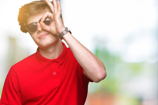 Pemuda Tampan Memakai Kacamata Atas Latar Belakang Terisolasi Melakukan Gerakan — Stok Foto