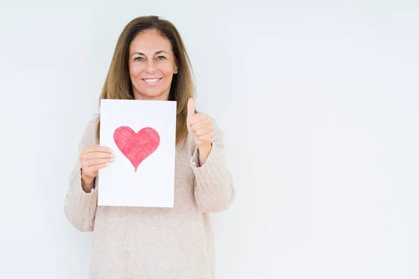 Mujer Mediana Edad Sosteniendo Regalo Tarjeta Con Corazón Rojo Sobre —  Fotos de Stock