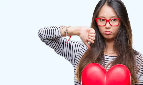 Junge Verliebte Asiatin Mit Leseherz Über Isoliertem Hintergrund Mit Wütendem — Stockfoto