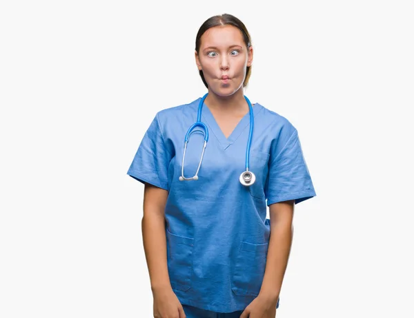 Joven Doctora Caucásica Vistiendo Uniforme Médico Sobre Fondo Aislado Haciendo —  Fotos de Stock