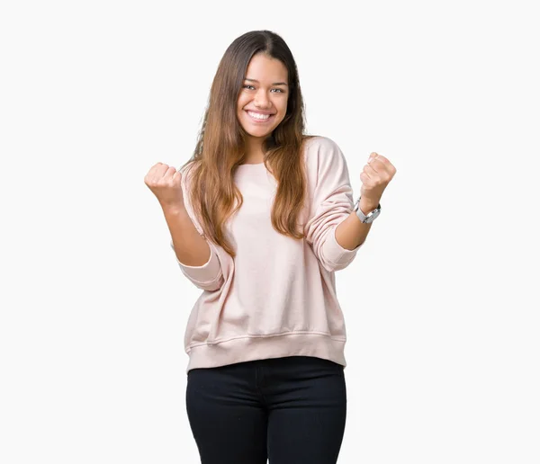 Joven Mujer Morena Hermosa Con Sudadera Rosa Sobre Fondo Aislado —  Fotos de Stock