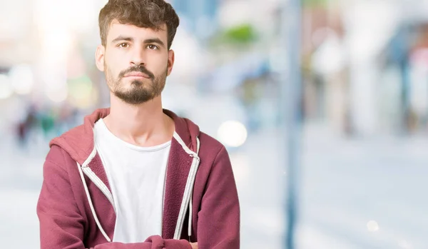 Stilig Ung Över Isolerade Bakgrund Avslappnad Med Allvarliga Uttryck Ansiktet — Stockfoto