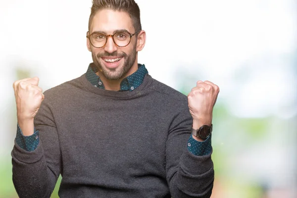 Jeune Bel Homme Portant Des Lunettes Sur Fond Isolé Célébrant — Photo