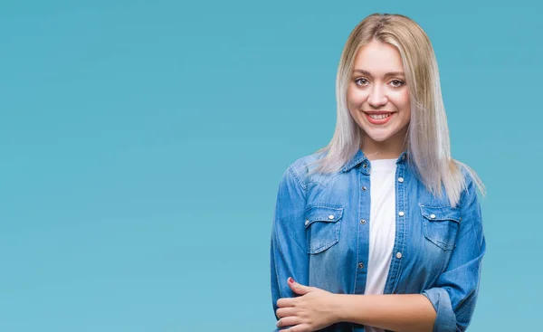 Jovem Loira Sobre Fundo Isolado Rosto Feliz Sorrindo Com Braços — Fotografia de Stock