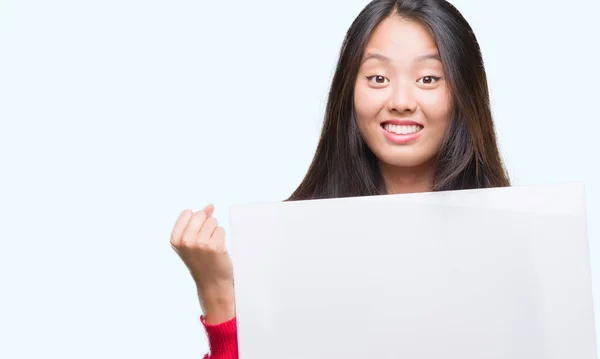 Jonge Aziatische Vrouw Houdt Banner Geïsoleerde Achtergrond Schreeuwen Trots Vieren — Stockfoto