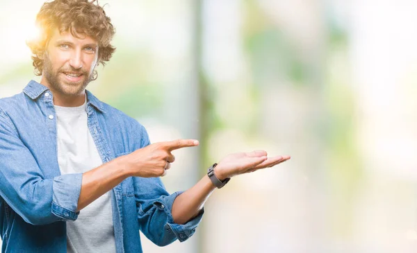 Bello Ispanico Modello Uomo Isolato Sfondo Stupito Sorridente Fotocamera Mentre — Foto Stock