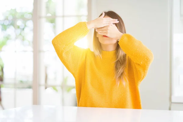 Jovem Mulher Bonita Vestindo Camisola Inverno Casa Cobrindo Olhos Boca — Fotografia de Stock