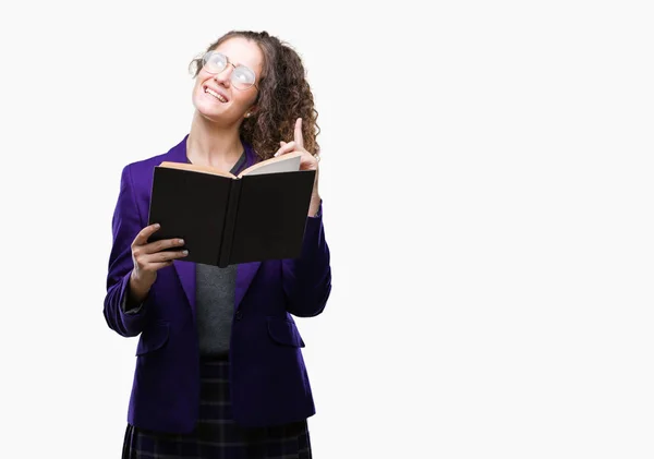 Giovane Studentessa Bruna Uniforme Scolastica Che Legge Libro Sfondo Isolato — Foto Stock