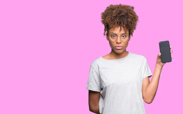 Young African American Woman Showing Smartphone Screen Isolated Background Confident — Stock Photo, Image