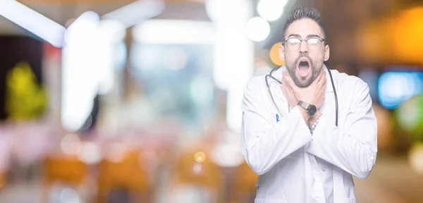 Όμορφος Νέος Γιατρός Άνθρωπος Πάνω Από Απομονωμένες Φόντο Φωνάζοντας Και — Φωτογραφία Αρχείου